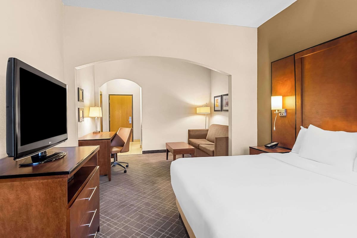 suite, non smoking | premium bedding, desk, blackout curtains, iron/ironing board