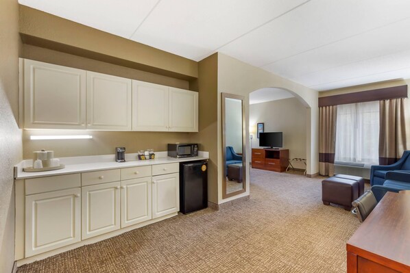 Executive Suite, 1 King Bed with Sofa bed, Non Smoking | Premium bedding, pillowtop beds, individually decorated - Comfort Suites Regency Park (Cary)