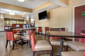 Free daily buffet breakfast  - Comfort Inn Meadowlands (Washington)