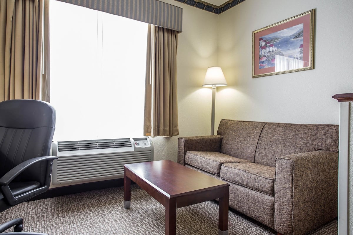 In-room safe, desk, iron/ironing board, cribs/infant beds