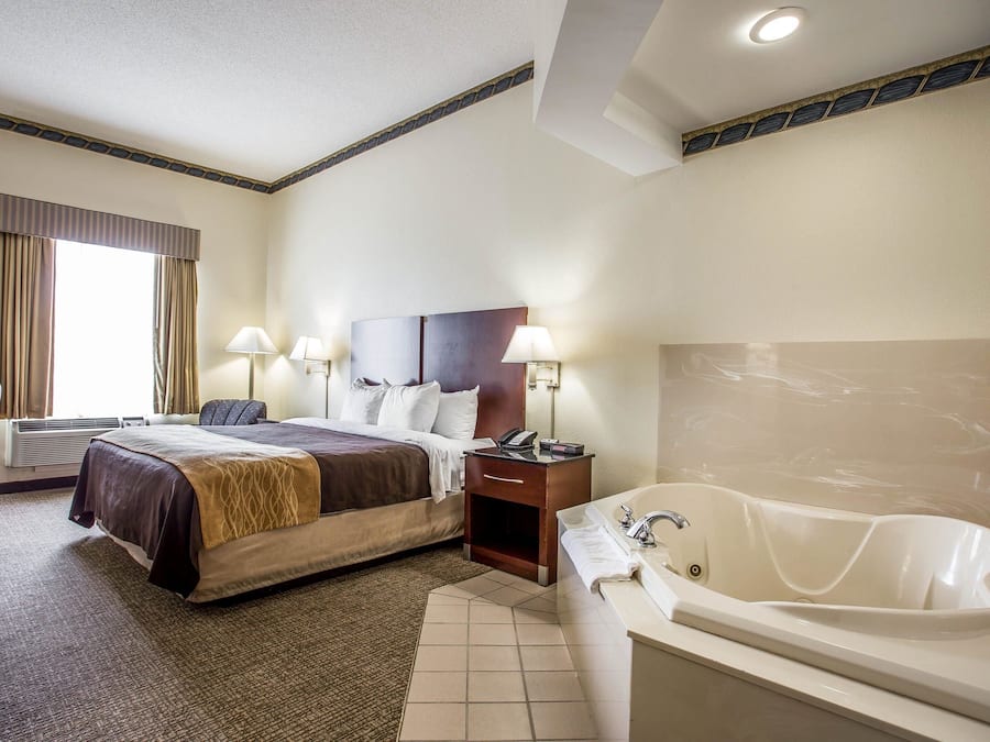 Tallelokero huoneessa, työpöytä, silitysrauta/-lauta, vauvansängyt