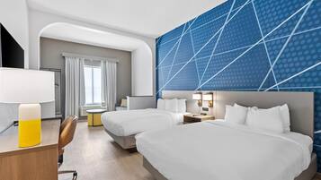 Suite (2 Queen and 1 Sofa bed) | Brankas, meja kerja, dan setrika/meja setrika