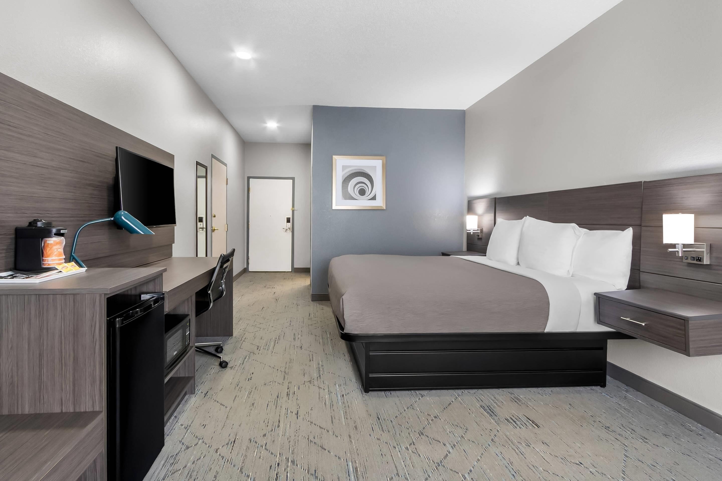 Rom, 1 kingsize-seng, tilgjengelighetstilpasset, ikke-røyk | Skrivebord, skrivebord for bærbar PC og strykejern/-brett