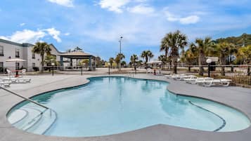 Sesongbasert utendørsbasseng