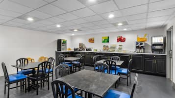 Ilmainen päivittäinen mannermainen aamiainen