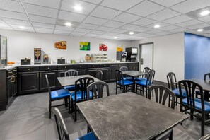 Tägliches inbegriffenes kontinentales Frühstück