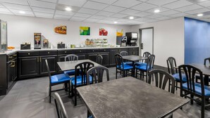 Ein Restaurant mit Theke, Sitzgelegenheiten und Wanddekorationen.