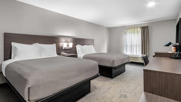 Standaard kamer, 2 queensize bedden, niet-roken | Een bureau, een laptopwerkplek, een strijkplank/strijkijzer, gratis wifi