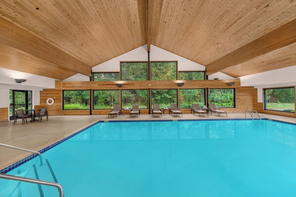 Indoor pool, sun loungers