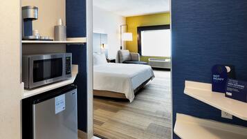 Standard Room, 1 King Bed, Roll-in Shower (Communications Accessible) | Premium bedding, in-room safe, desk, laptop workspace