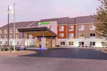 Holiday Inn Express & Suites Chicago West - St Charles by IHG