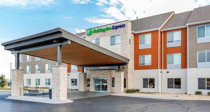 Holiday Inn Express & Suites Chicago West - St Charles by IHG