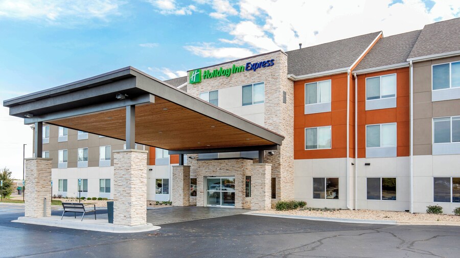 Holiday Inn Express & Suites Chicago West - St Charles by IHG