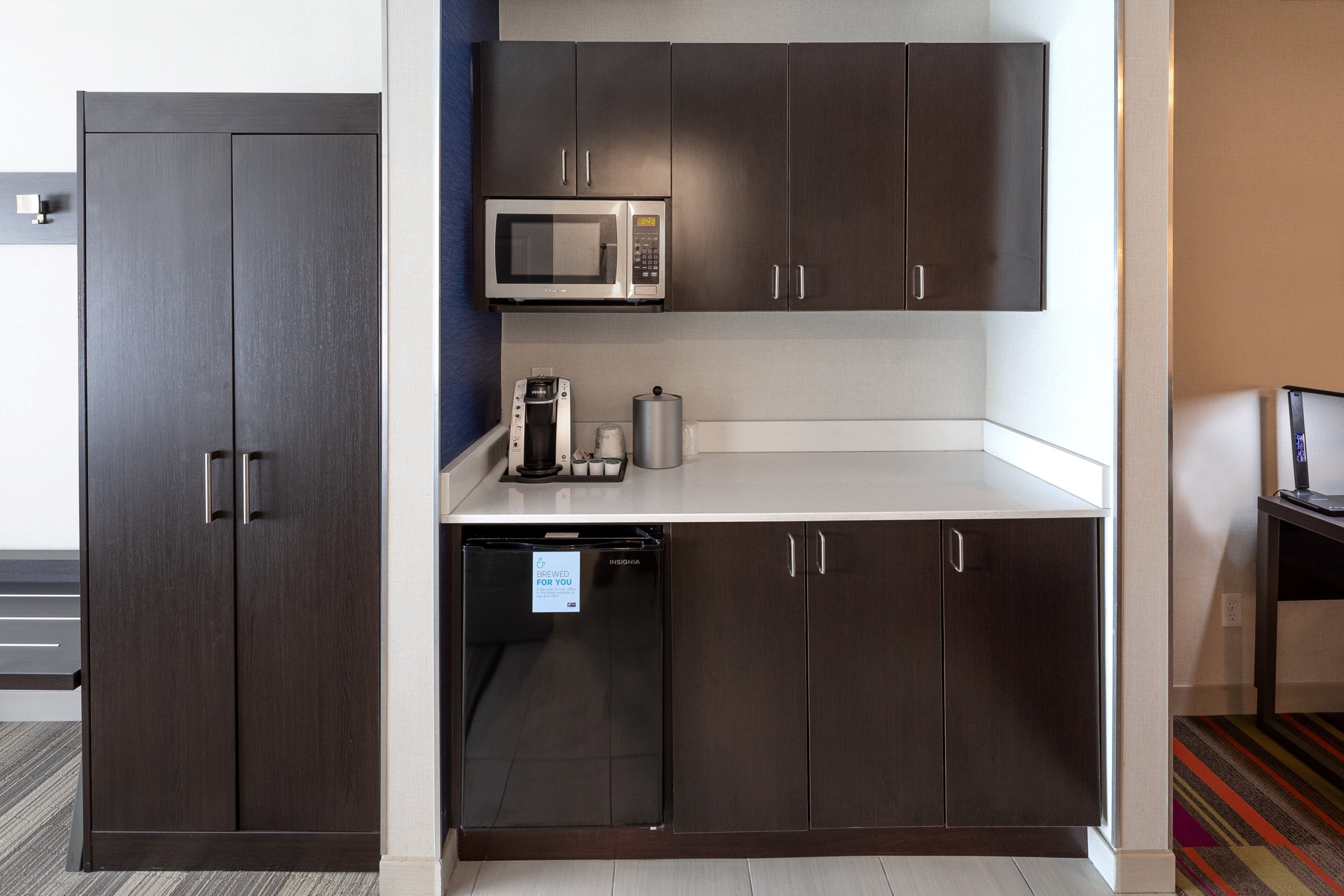 suite, 1 king bed with sofa bed | room amenity