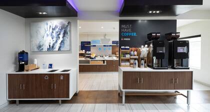 Holiday Inn Express & Suites Chicago West - St Charles by IHG