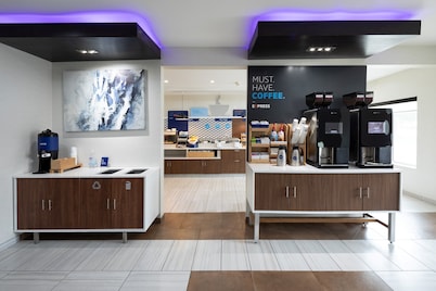 Holiday Inn Express & Suites Chicago West - St Charles by IHG