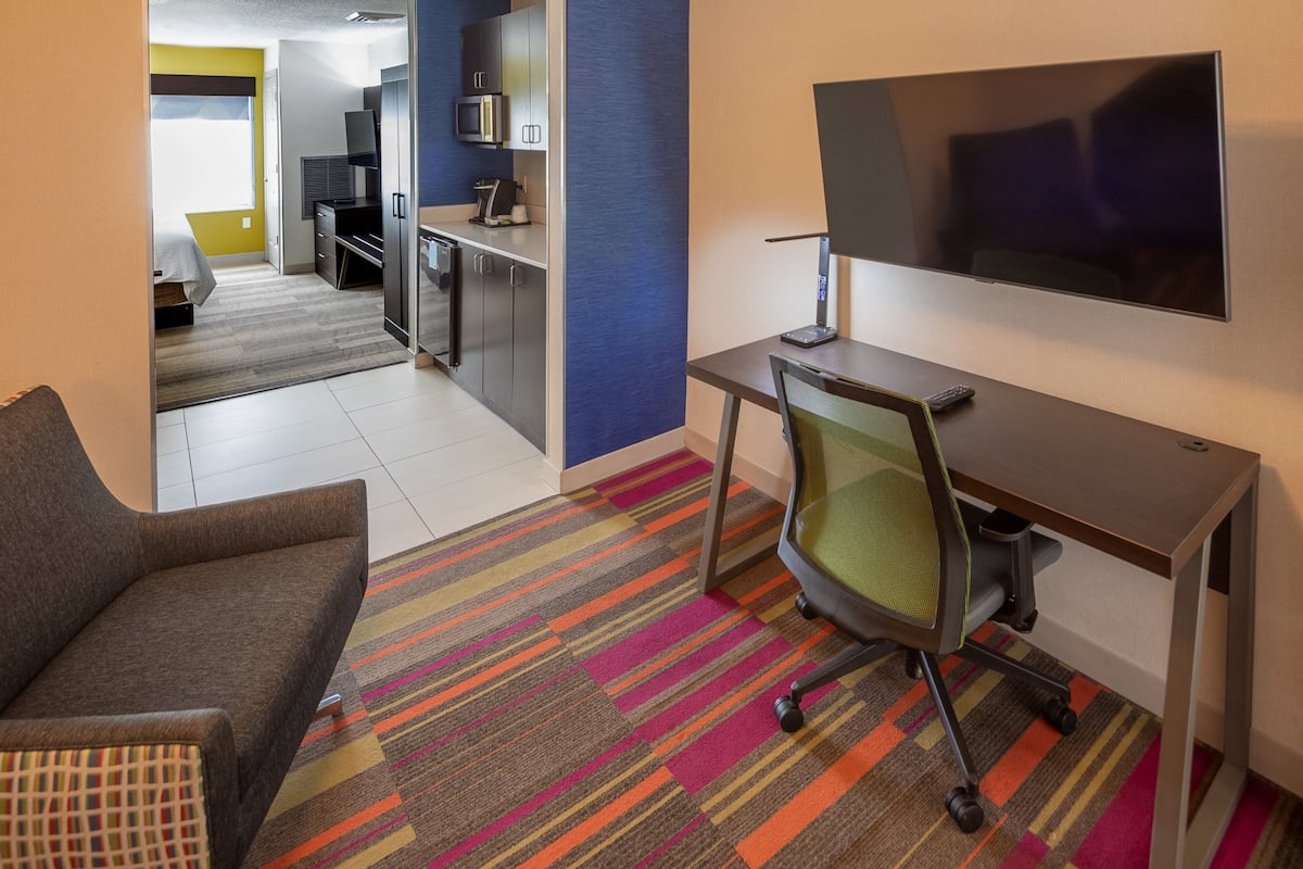 Suite, 1 King Bed with Sofa bed | Room amenity