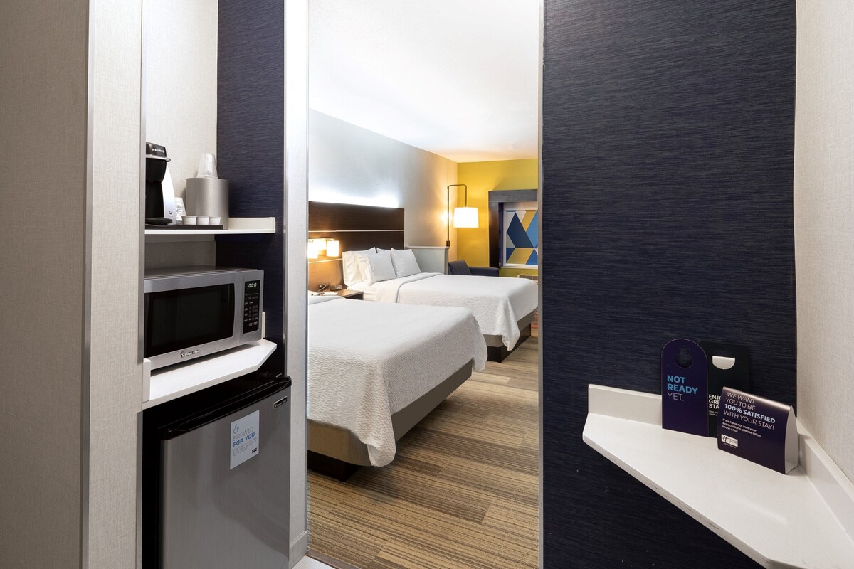 Premium bedding, in-room safe, desk, laptop workspace