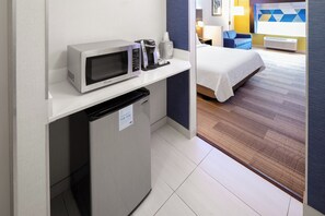 Suite, 1 cama King size, tina para personas con discapacidad (Communications, Mobility) | 1 habitación y ropa de cama de alta calidad 