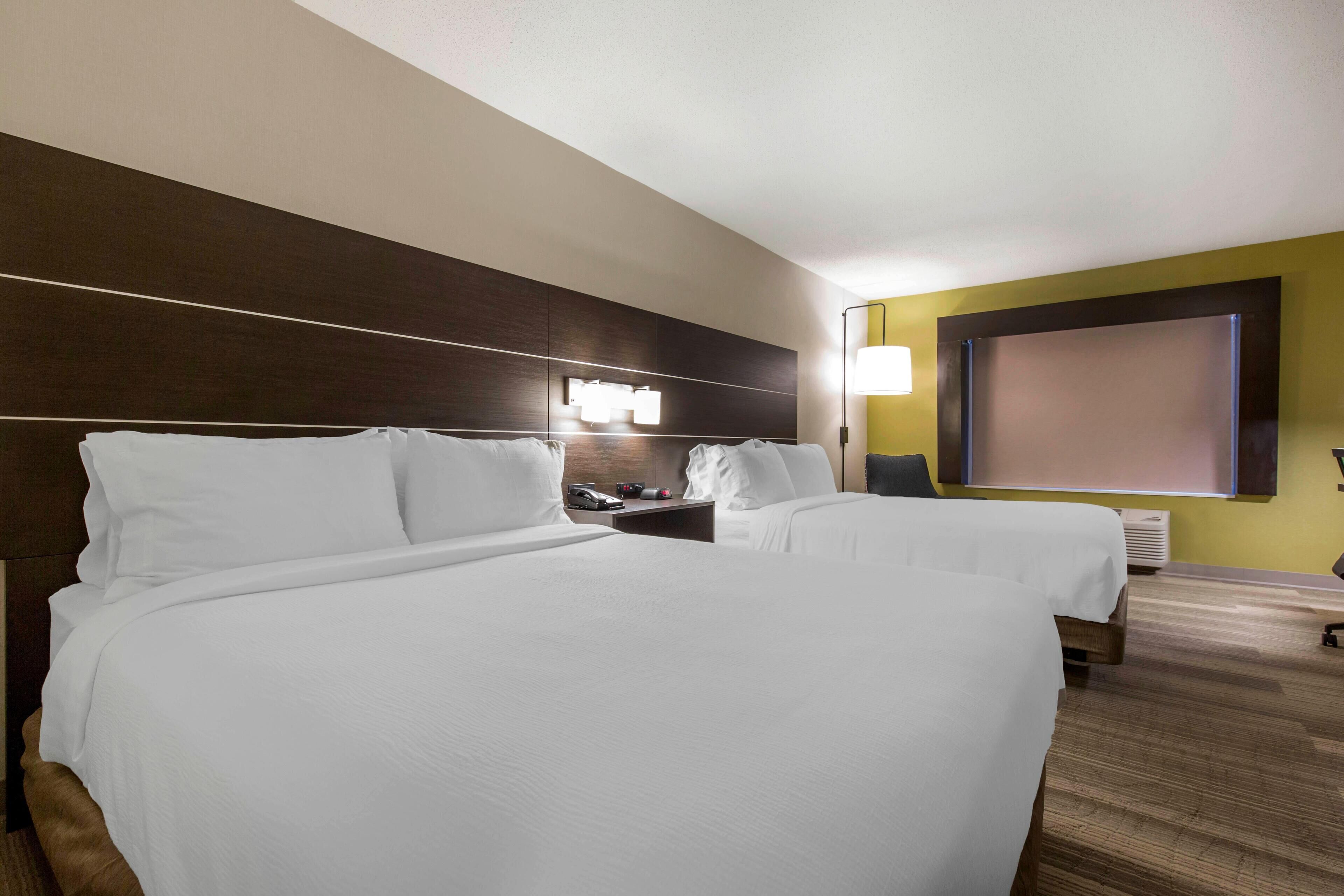 Luxe beddengoed, een kluis op de kamer, een bureau, een laptopwerkplek