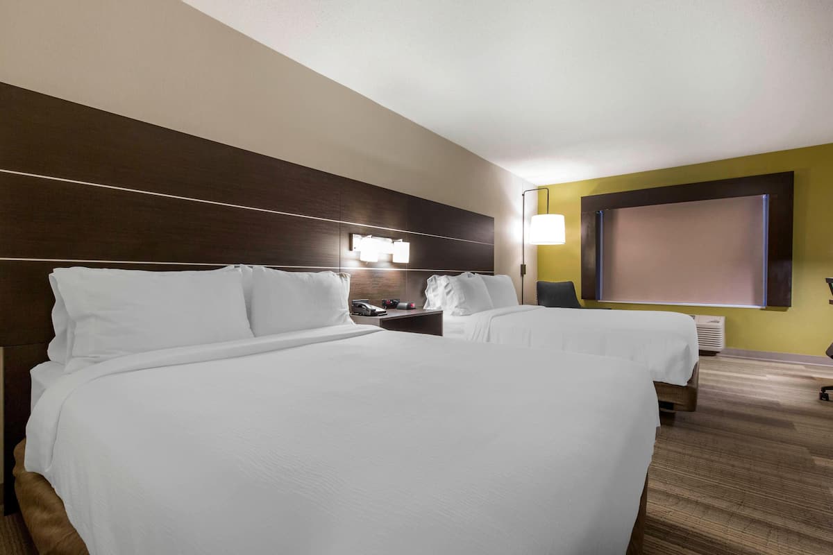 Premium bedding, in-room safe, desk, laptop workspace