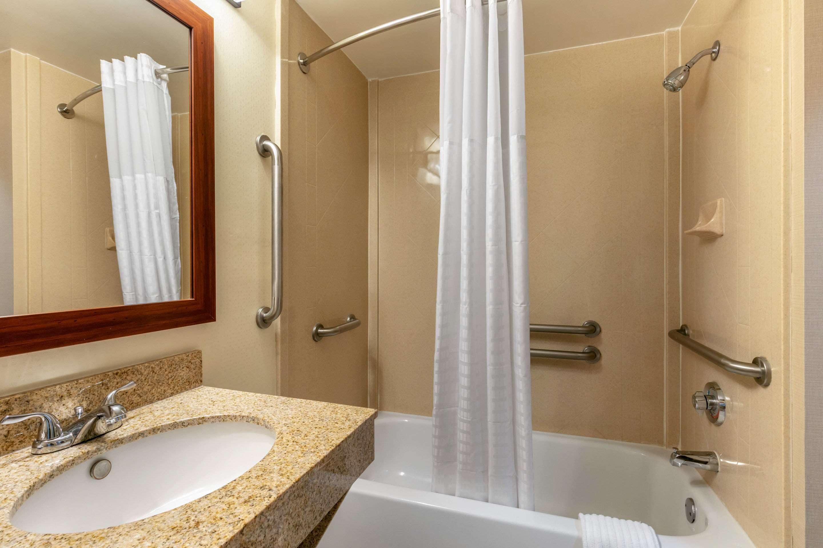 combined shower/bathtub, free toiletries, hair dryer, towels