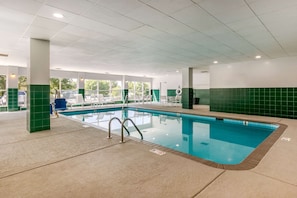 Piscine couverte, accès possible de 07 h 00 à 23 h 00, chaises longues