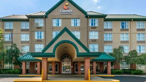 Un hôtel Comfort Inn & Suites doté d’un toit végétalisé, d’une façade en briques et de nombreuses fenêtres.