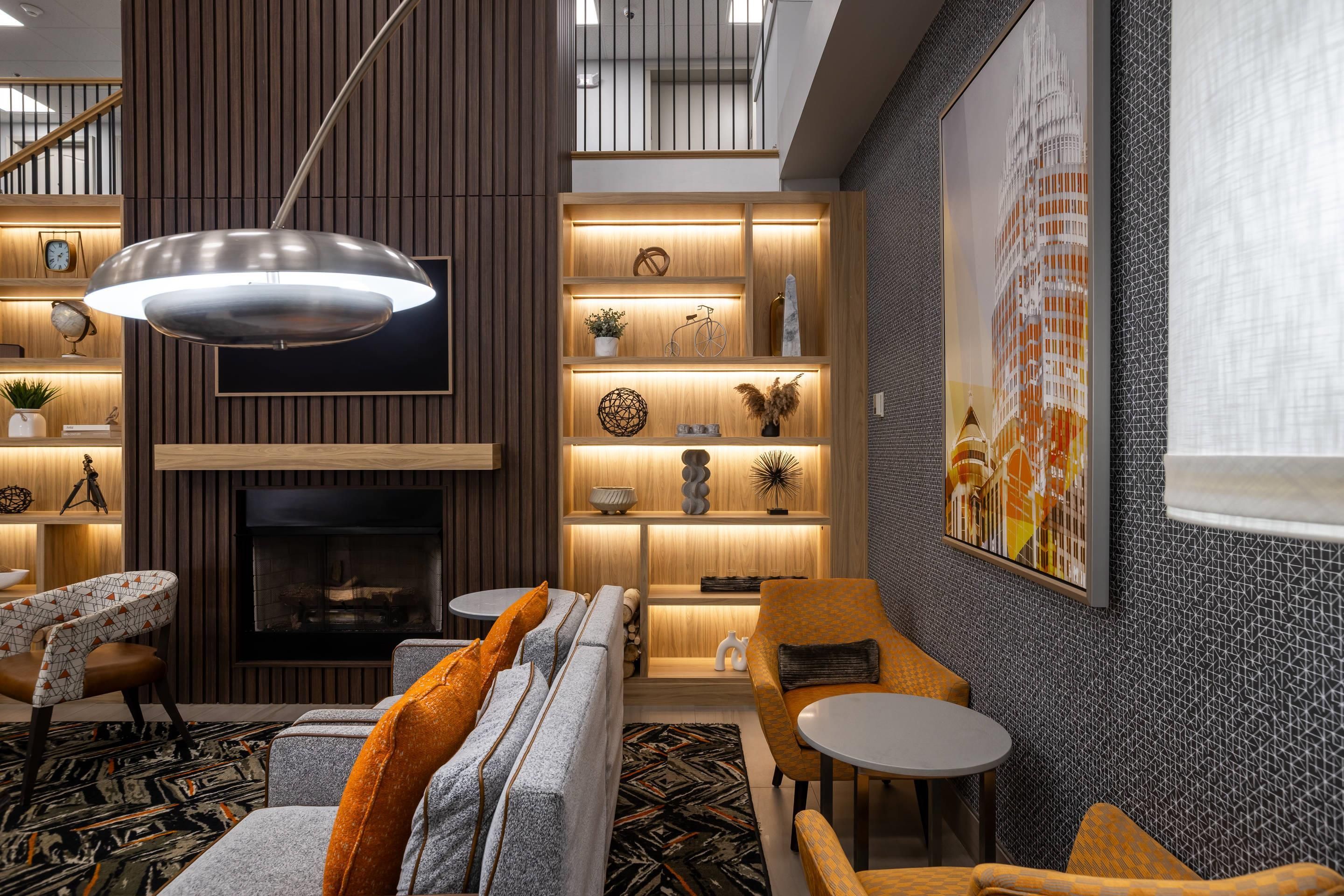 Ein modernes Interieur mit Kamin, Holzböden und einem großen Stadtbild.