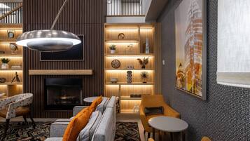 Ein modernes Interieur mit Kamin, Holzböden und einem großen Stadtbild.