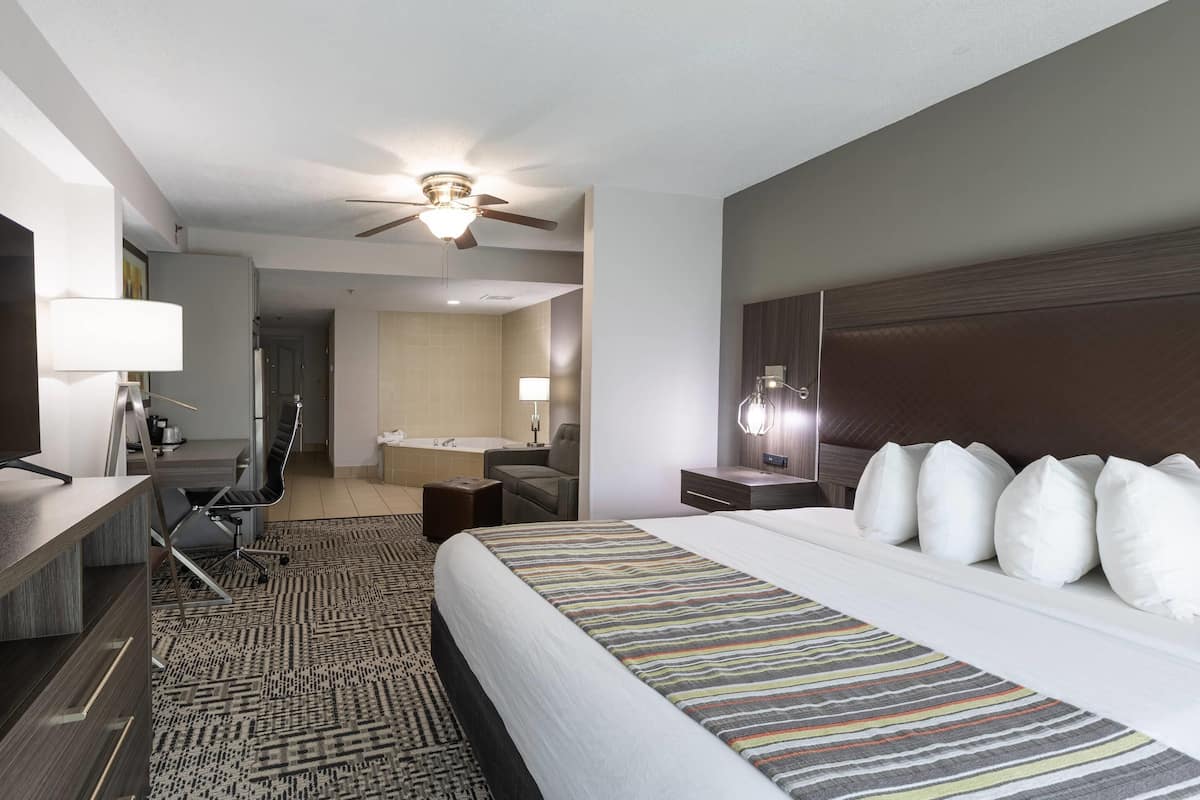 1 bedroom, premium bedding, desk, laptop workspace