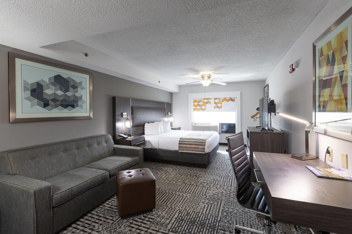 1 bedroom, premium bedding, desk, laptop workspace