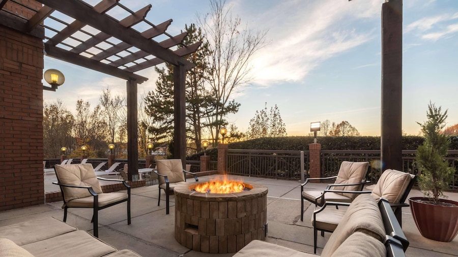 丽笙北卡罗来纳亨特斯维尔诺曼湖乡村套房酒店