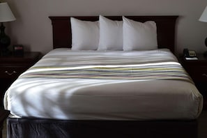 Edredons de pluma, escrivaninha, cortinas blackout