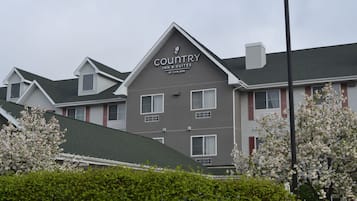 A building with a sign reading "Country Inn & Suites by Carlson."