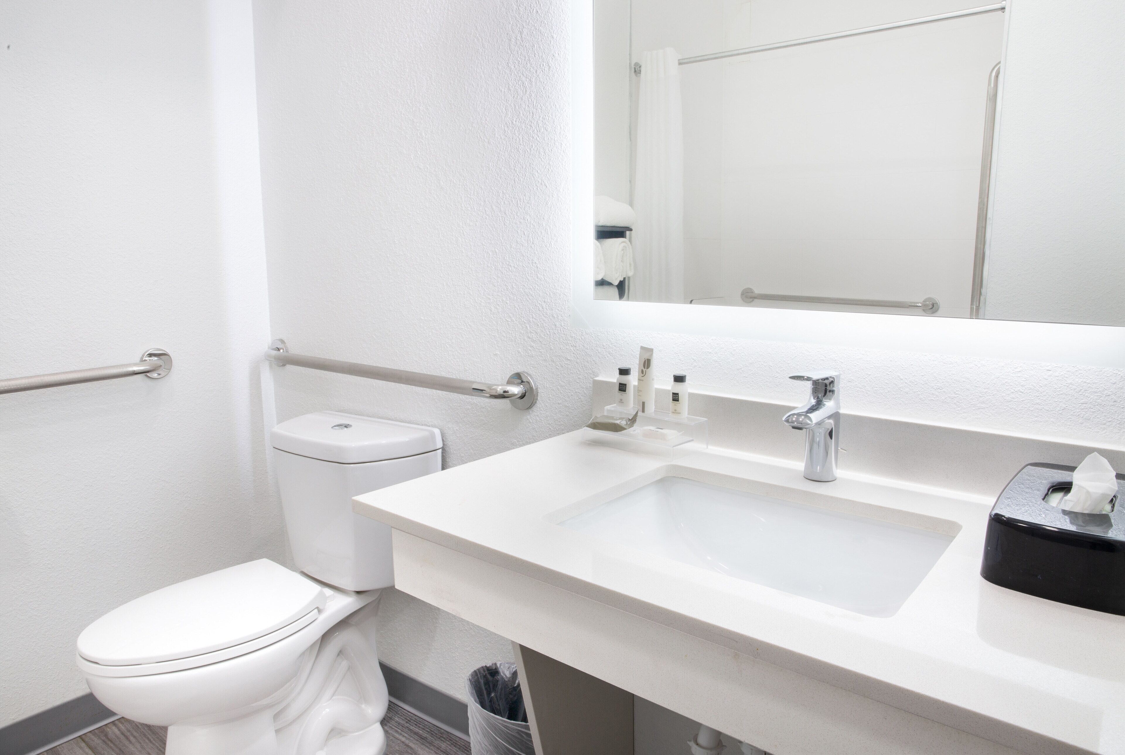 combined shower/bathtub, free toiletries, hair dryer, towels