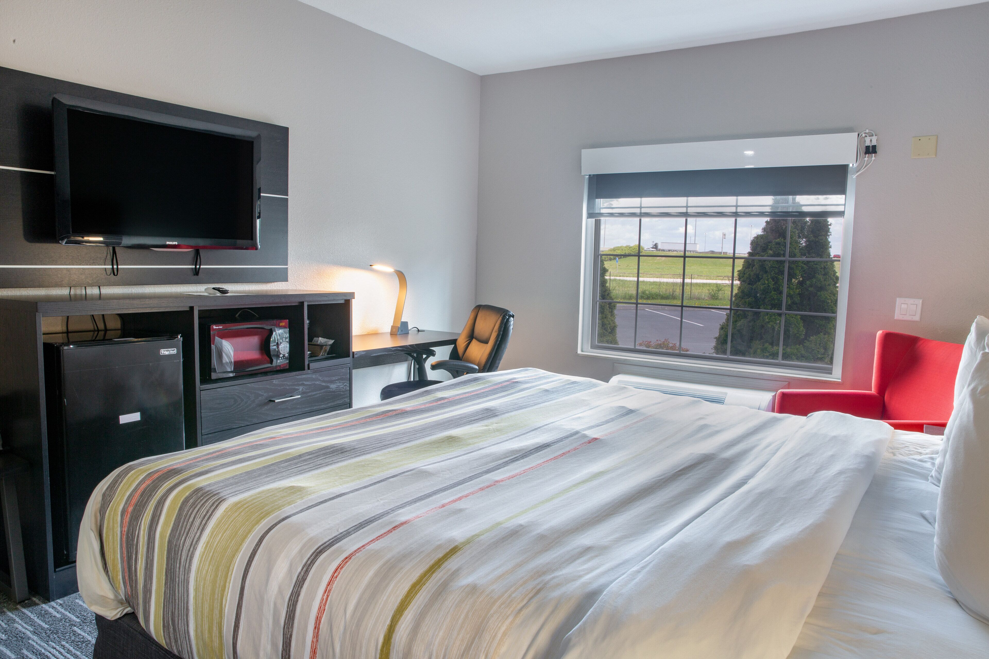 room, 1 king bed, accessible, non smoking | pillow-top beds, desk, laptop workspace, blackout curtains