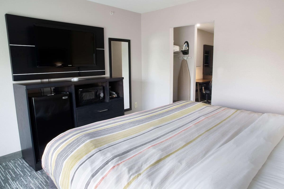 1 bedroom, pillowtop beds, desk, laptop workspace