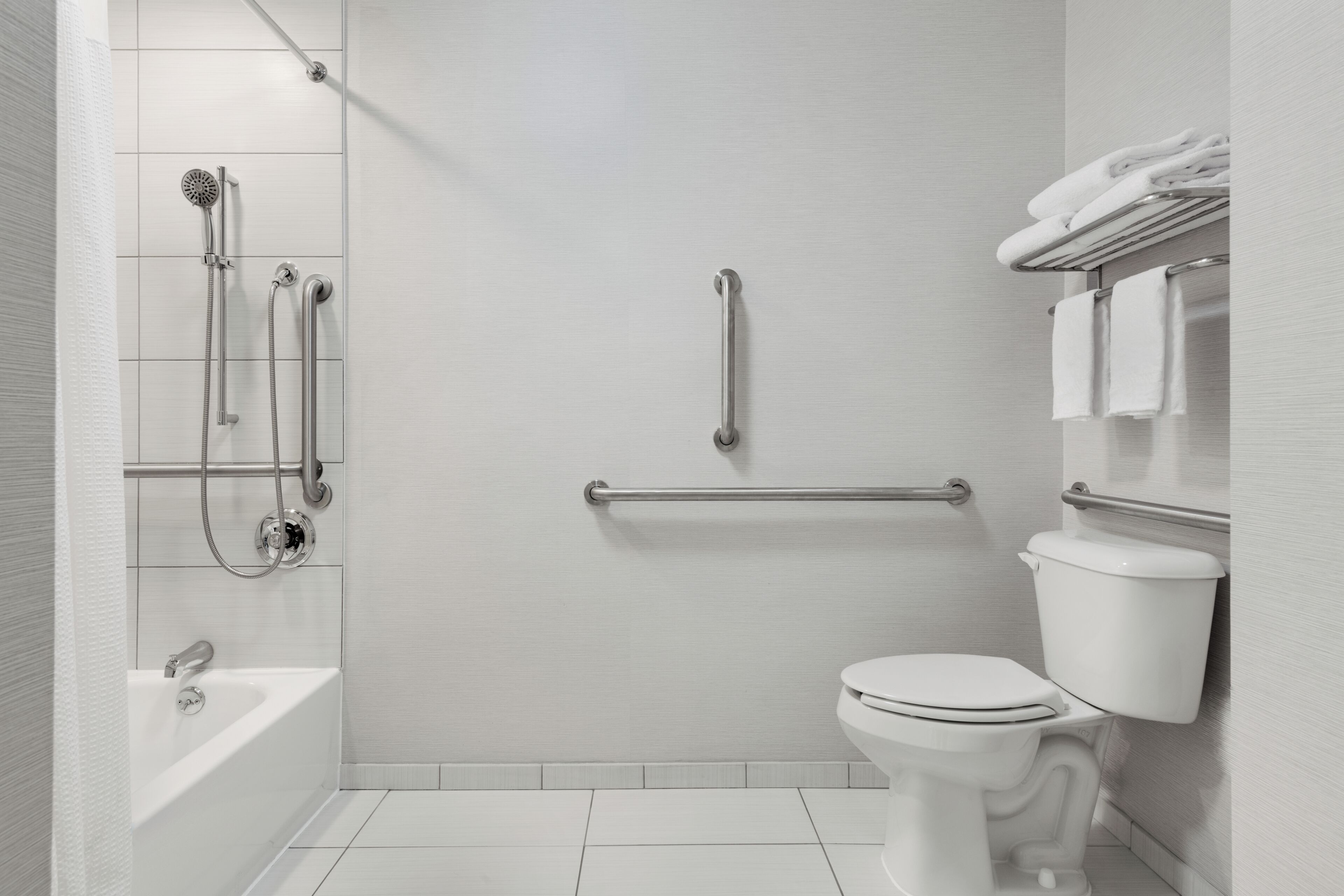 Une salle de bain moderne équipée d’une baignoire, de toilettes et d’une douche.
