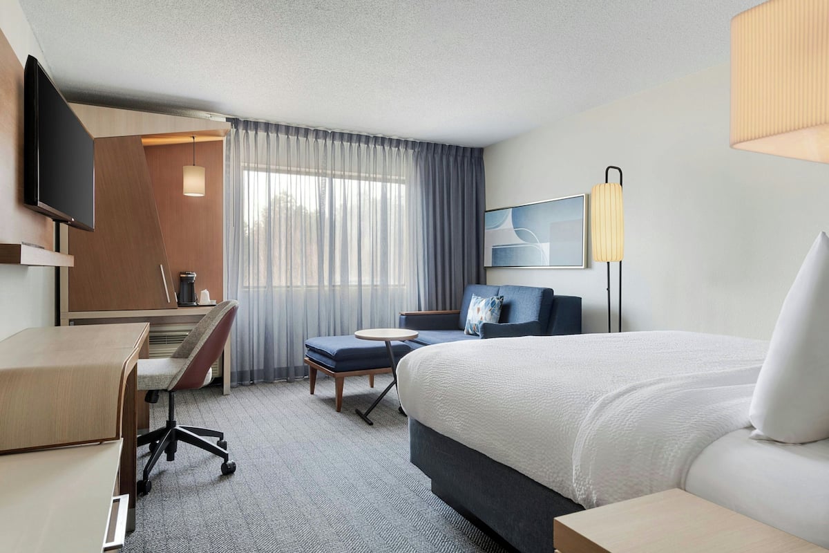 Room, 1 King Bed with Sofa bed | Desk, iron/ironing board, free WiFi, bed sheets