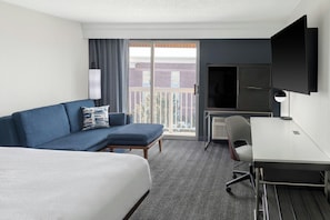 Pillow-top beds, desk, blackout curtains, iron/ironing board - Courtyard by Marriott Cleveland Airport South (Middleburg Heights)