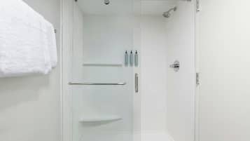 Articles de toilette gratuits, sèche-cheveux, serviettes fournies