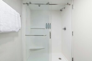 Amenidades de baño gratuitas, secadora de cabello, toallas 