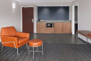 Surmatelas, bureau, rideaux occultants, fer et planche à repasser