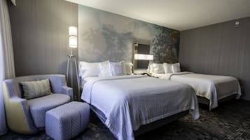 Roupas de cama premium, cofres nos quartos, escrivaninha
