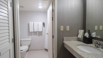 Duschwanne, kostenlose Toilettenartikel, Haartrockner, HandtĂŒcher