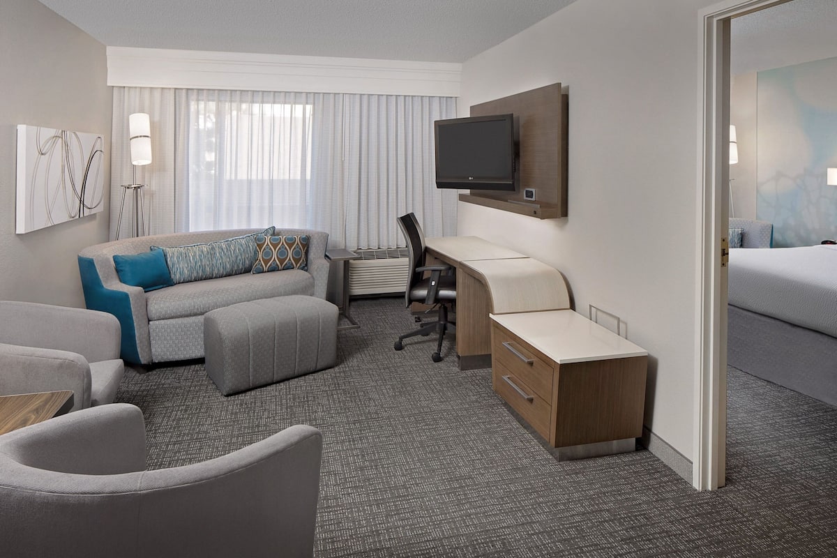 Suite, 1 King-Bett und Schlafsofa | Hochwertige Bettwaren, Pillowtop-Betten, Zimmersafe
