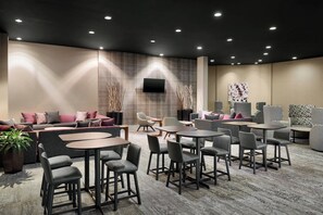 Lobby - Courtyard by Marriott Milwaukee Downtown (Milwaukee)
