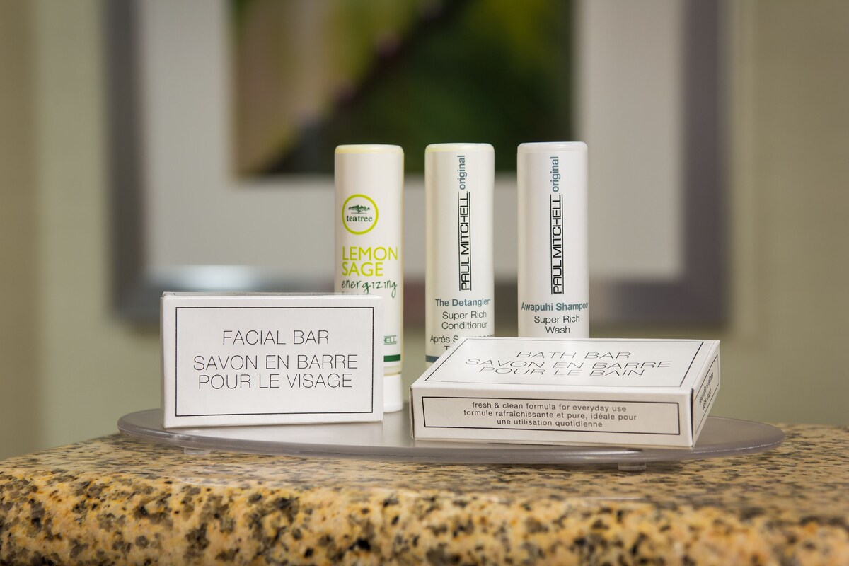 Una exhibición de productos para el cuidado facial sobre una encimera de granito.