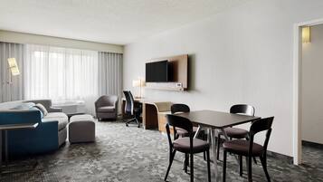 Suite, 1 dobbeltseng, ikke-røyk | Oppholdsrom | Smart-TV, Netflix og filmkjøp